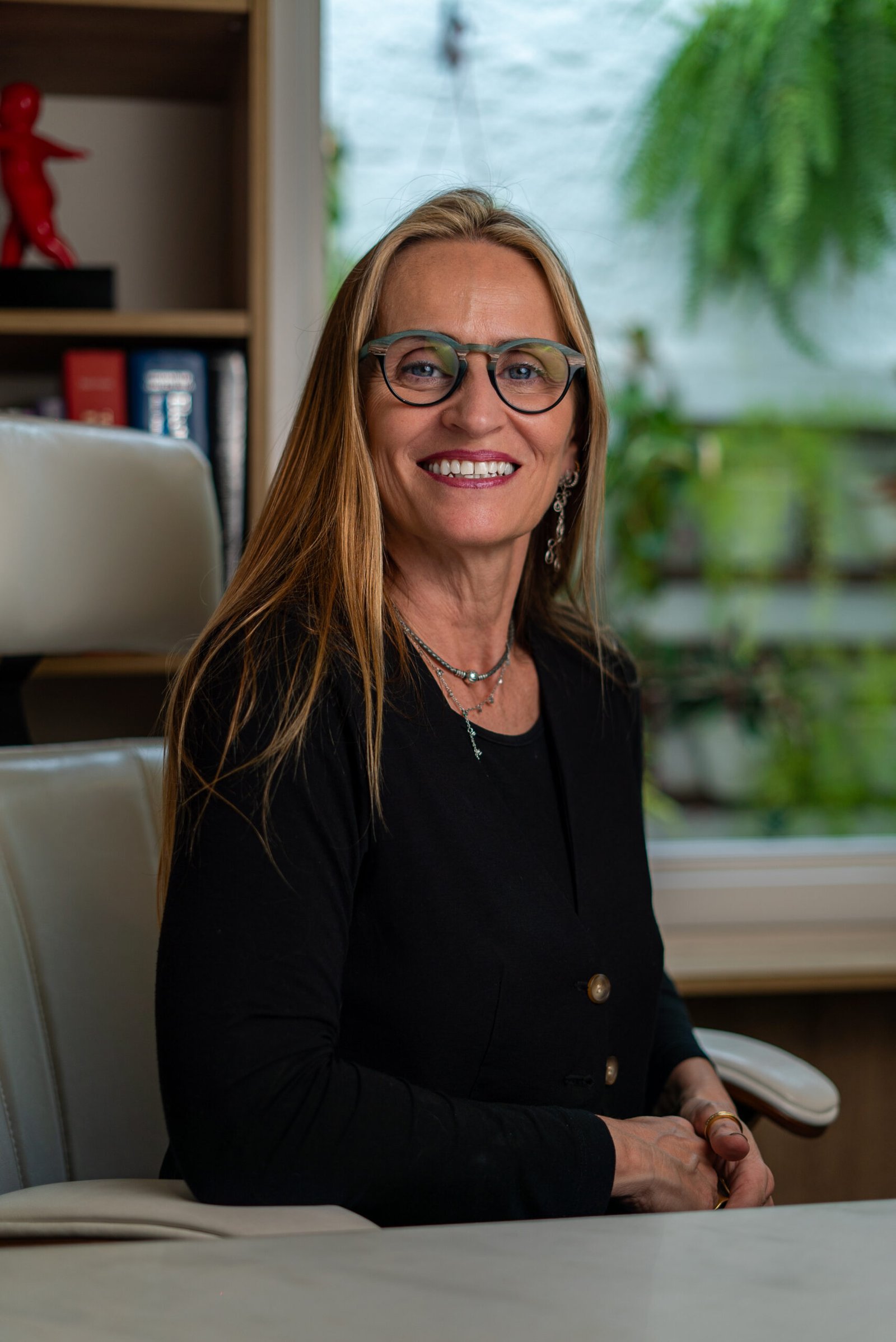 Dra. Claudia Godinho em seu consultório
